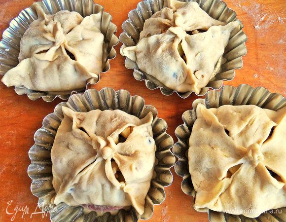 Соединяем концы к центру, заворачиваем узелком, защипываем швы, но не полностью.