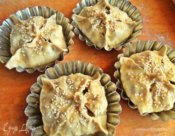 Смазываем булочки взбитым яйцом, посыпаем кунжутом.