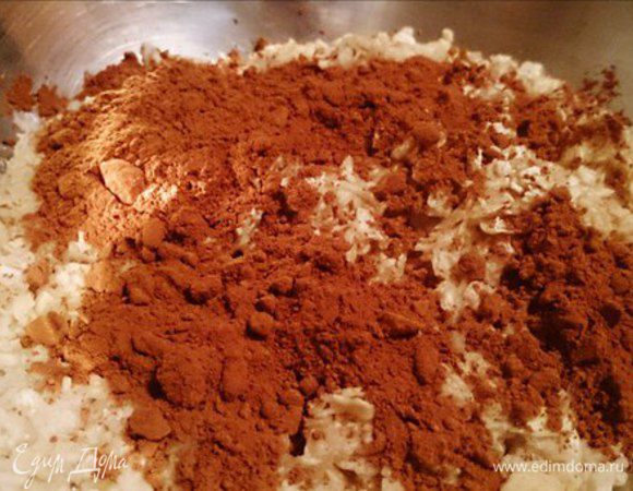 Засыпьте овсяные хлопья какао-порошком и корицей и хорошенько перемешайте, чтобы не было комочков, как на фото :)