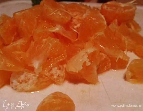 Самое время приступить к нарезке фруктов. У меня это 2 небольших мандарина. Их можно заменить какими угодно фруктами или ягодами, на ваше усмотрение. Хорошо подойдут бананы*, яблоки, черника. 

*Если добавляете бананы, исключите добавление других подсластителей (сахара, мёда и тд), иначе выйдет слишком сладко и калорийно. 