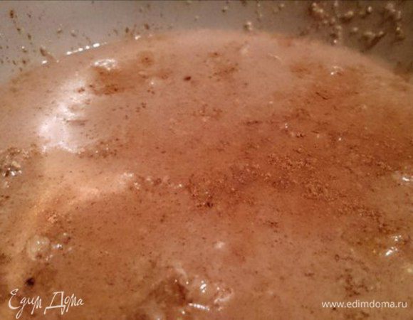 В принципе, овсянка уже настоялась и можно вливать в нее молоко, предварительно ее размешав. Я предпочитаю овсянку с фруктами есть прохладной, поэтому добавляю холодное молоко. Но, как вариант, его также можно предварительно подогреть и овсянка будет теплой.

Коричневый порошок на фото — корица. Добавила еще, так как яростный ее любитель. Корица не только вкусная, но и полезная — хорошо влияет на обмен веществ.