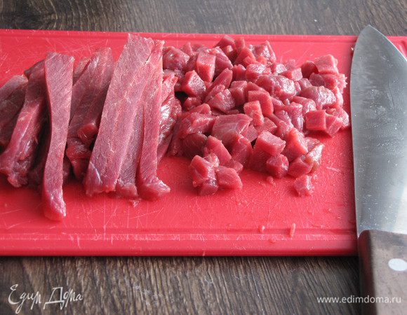 Приготовим мясную начинку. Говядину порезать на небольшие кусочки.
