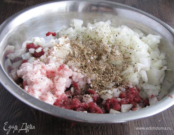 Сало (по рецепту надо было курдючный жир взять, я заменила на свиное сало) также мелко порубить ножом. Соединить в миске мясной фарш, сало и мелко рубленный репчатый лук.