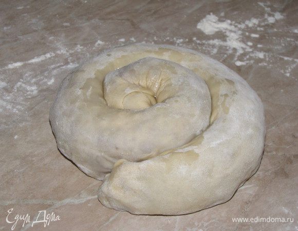 Свернуть рулетом, края хорошо защипать, чтобы не было потерь сока. Уложить рулеты в смазанную маслом мантышницу или пароварку. Места, где стенки рулета соприкасаются друг с другом, промазать маслом. Готовить на пару 50 минут.