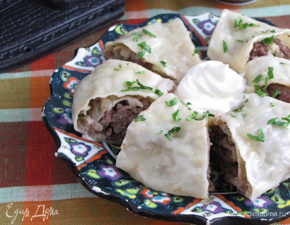 Готовые рулеты выложить на блюдо и обильно смазать сливочным маслом. Посыпать мелко рубленным укропом или другой зеленью. В качестве соуса подать сметану или катык, заправленные красным перцем. Приятного аппетита!