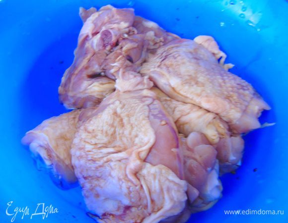 Куриные бедра намажьте бальзамиком и слегка полейте вином (100 мл) и оставьте на 1 час.