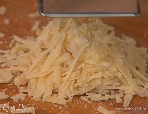 Пармезан натереть на крупной терке.