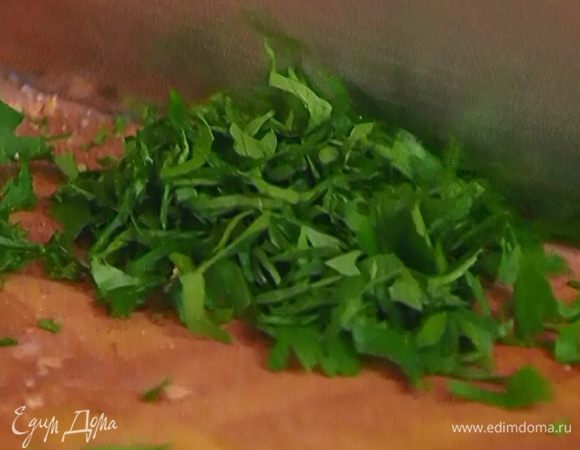 Петрушку мелко порубить.