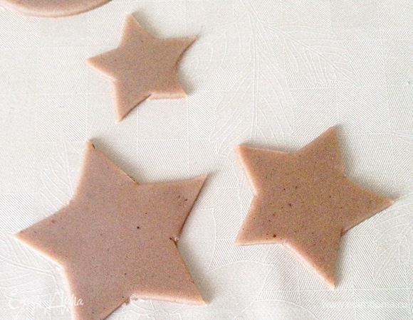 Охлаждённое тесто размять до мягкости, добавив ¼ ст. муки. Затем тесто тонко раскатать (здесь главное не лениться и тонко раскатывать), вырезать формочками печенье и выпекать в разогретой до 175°C духовке около 10 мин. 