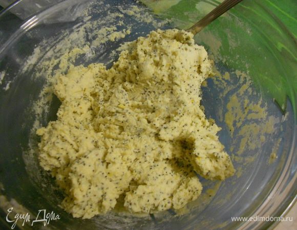 Смешать сухие ингредиенты вместе в отдельной миске, кукурузную муку, пшеничную муку, разрыхлитель. В миску с со сладким маслом добавить цедру лимона, апельсина, сок лимонный и апельсиновый, мак, перемешать миксером. Сразу начать добавлять по одной столовой ложке муки, продолжая взбивать тесто миксером. 
Получится хорошее, мягкое тесто по консистенции. 