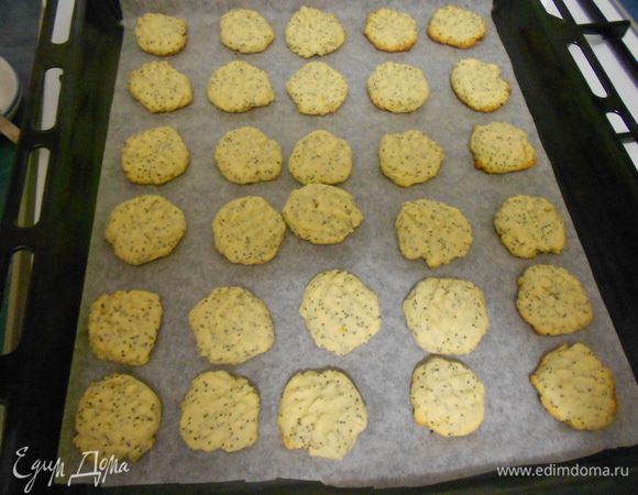 Противень застелить бумагой. Смазывать маслом пергамент для выпечки в этом рецепте не надо. Чайной ложкой набрать тесто и сформировать руками шарик, это наше будущее печенье. Положить на противень и прижать вилкой. Чайной ложкой удобно, так как получается одинаковое печенье и выпекаться в духовке будет равномерно. 