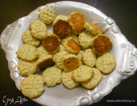 Выпекать печенье в нагретой духовке при температуре 175°C 12 минут. Сразу выложить в блюдо.