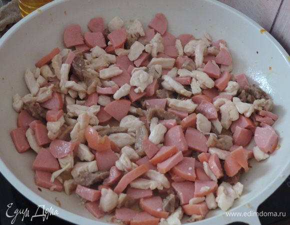На сковороде на растительном масле обжариваем нарезаную соломкой куриную грудку. Когда грудка обжарится, туда же отправляем нарезанные сосиски и говядину из бульона.
Обжариваем все вместе еще минут 5.
Обжаренную нарезку отправляем в кипящий бульон.