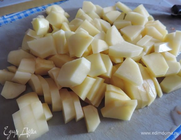 Пока жарится зажарка, картофель нарезаем и отправляем в кипящий бульон с мясом.