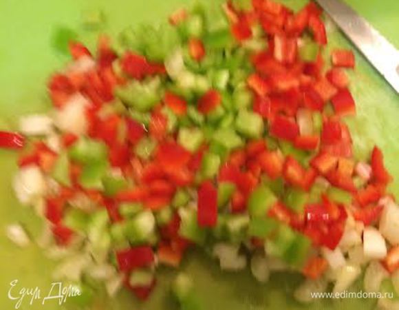 Режим кубиками болгарский, сельдерей и добавляем к луку.