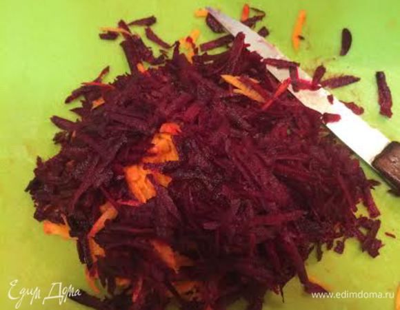 Пока это все тушится на медленном огне, натираем на крупной терке морковь, свеклу и добавляем в кастрюлю и перемешиваем, затем добавляем нарезанный кубиками картофель. Заливаем это все 2-я литрами горячей воды, накрываем крышкой и варим на медленном огне 5 минут. Нарезаем соломкой капусту и спустя 5 минут добавляем в кастрюлю. Варим все 10 минут.