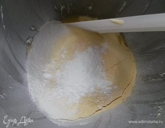 Соединяем оба вида муки и разрыхлитель.