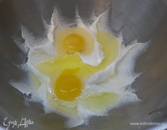 Взбиваем масло (комнатной температуры) с сахаром до побеления 5 минут. Добавляем яйца, взбиваем еще раз до однородности.