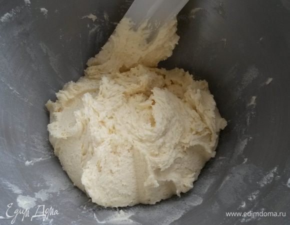 К масляной смеси добавляем муку, перемешиваем до однородности. Тесто получится немного липкое и вязкое. 
Накрываем тесто пищевой пленкой и убираем в холодильник минимум на час ( я убираю на ночь). За это время тесто станет плотнее, не будет липнуть к рукам.