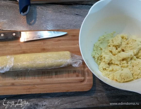 Охлажденное тесто делим на 2 части. Из каждой формируем колбаски. Удобнее это делать в пищевой пленке. Тесто будет немного крошиться (т.к. без глютена).