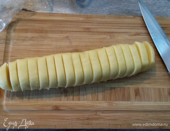 Нарезаем колбаски на печенья. Толщина не больше 0,8-1 см.