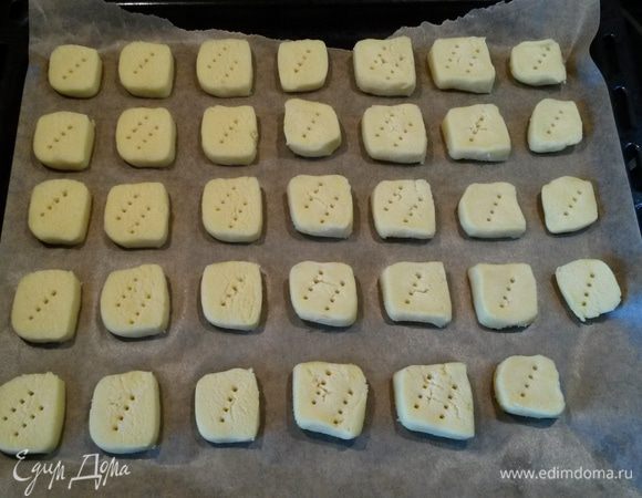 Выкладываем на противень, накалываем вилкой. 
Выпекаем 12-15 минут при температуре 180°С.
Приятного аппетита!