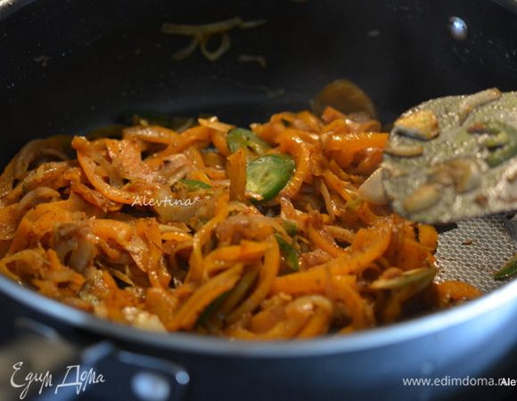 Выложить на сковороду с 1 ст.л нарезанные тонко овощи как зеленый, красный сладкий перец, лук тонко порезанный, острый перец поблано. Готовить 5 минут, помешивая. Добавить перец халапеньо очищенный от семян, нарезанный колечками. Чеснок мелко нарезанный. Готовить 3-4 мин. Добавить чили перец порошком, орегано, кориандр, кумин, соль и черный перец по вкусу. Перемешать и готовить еще 1 мин.