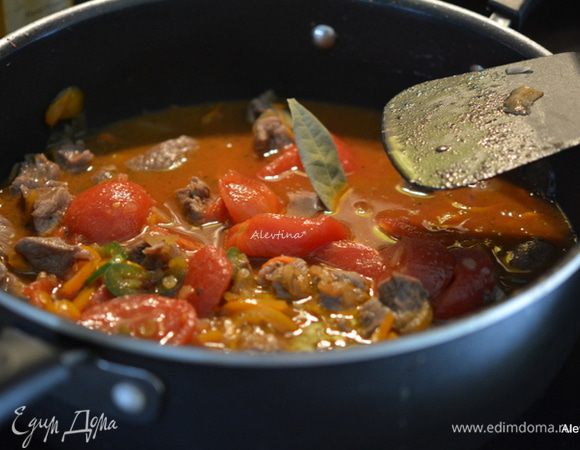 Вернуть ягнятину в блюдо, перемешать. Добавить куриный бульон, сахар, томаты баночные нарезанные кубиками 400 г, соус острый чипотли, соус вустерширский, лавровый лист. Довести до кипения. Закрыть крышкой и тушить 40 мин.