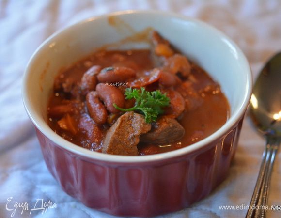 Подаем с кинзой и зеленым луком, нарезанный колечками по желанию.