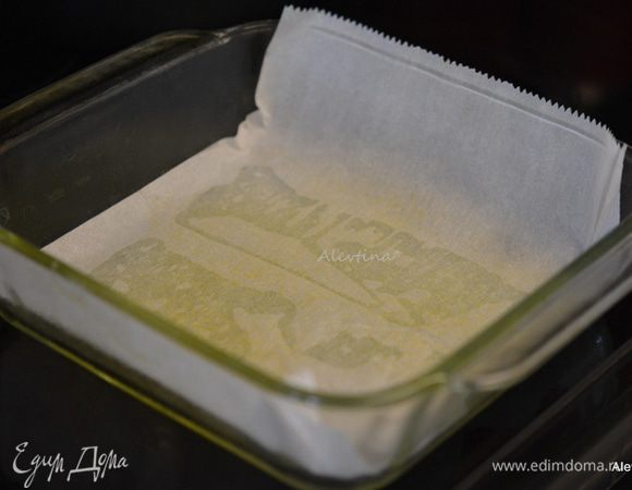 Приготовим квадратную форму. Смазать дно маслом. Выложить бумагу для выпечки на дно формы и смазать маслом.
Разогреть духовку до 180°С.