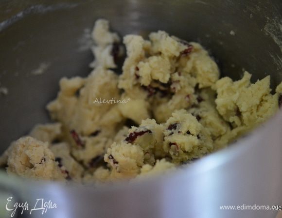 Добавить кусочками холодное сливочное масло 225 гр. Тесто будет кусочками.