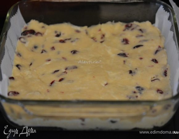 Выложить в приготовленную форму. Прижать бумагой для выпечки, распределив все равномерно. Поставить в разогретую духовку на 18 минут или до золотистого цвета на краях. Достанем из духовки.
