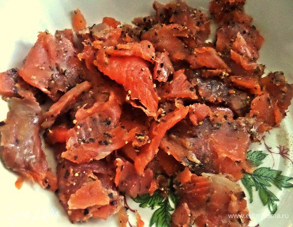 Потрошим на кусочки. Если свежая, солим, перчим.