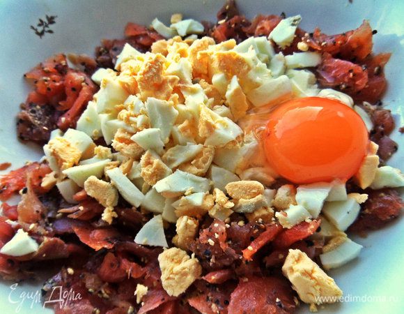 Добавляем 2 варёных яйца и одно сырое крупное.