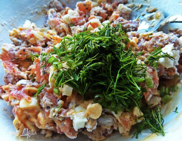 Укроп крошим или другую зелень. Тщательно перемешиваем.