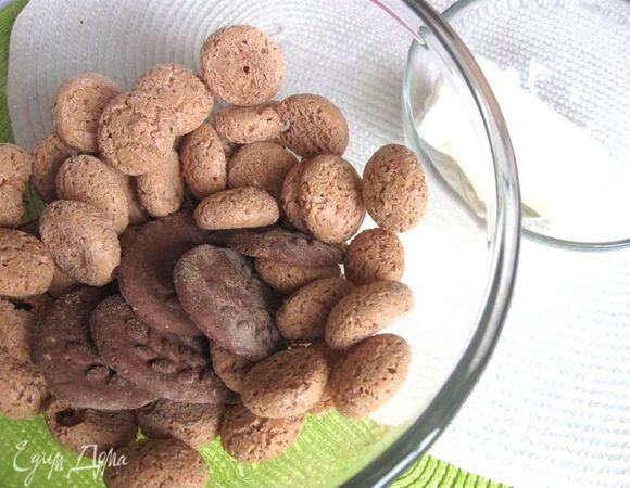 Основа. Разогреть духовку до 180°С. Измельчите печенье в  блендере, чтобы сделать мелкую крошку. Перемешать с размягченным сливочным маслом. 
