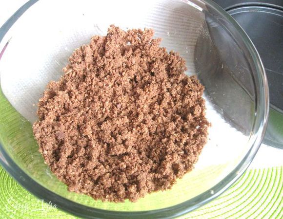 Утрамбовать массу на дне формы с помощью стакана. 