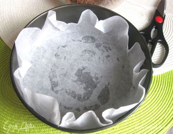 Дно формы смазать оливковым маслом. Форму застелить листом пекарской бумаги, на котором сделать складочки.  Выпекать 10-12 минут. 