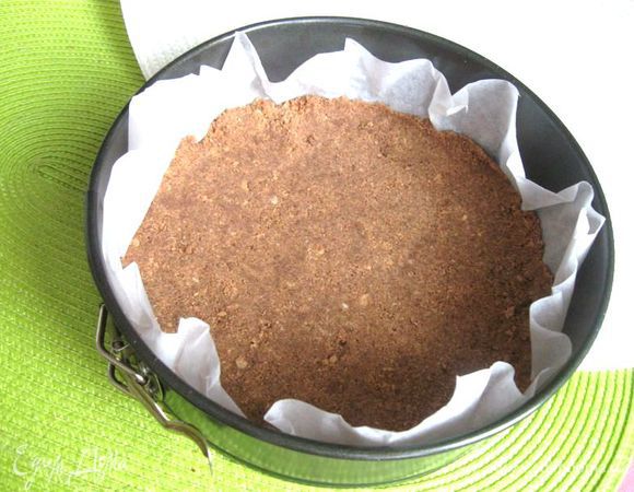 Вынуть форму из духовки. Натереть цедру лимона. Выжать лимонный сок. Творог и сливочный сыр положить в разные миски.
