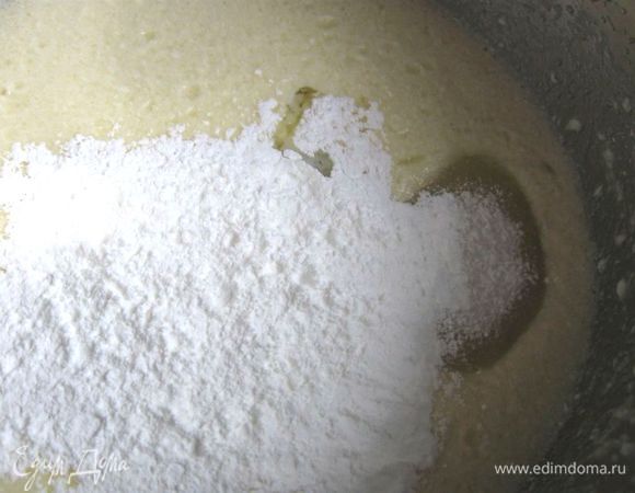 Сахар растереть с размягченным сливочным маслом и сметаной, взбить миксером. Яйца добавлять по одному, взбить, добавить крахмал, соль, семолину, размешать. Добавить миндальную эссенцию, лимонный сок.
