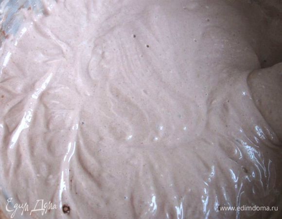 Перемешать творожную массу с какао-порошком.