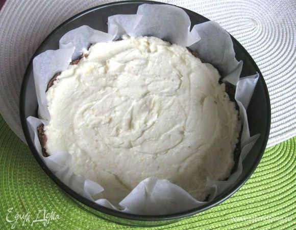 Разогреть духовку до 170°С. В форму на основу из печенья положить начинку из сливочного сыра с лимонной цедрой, разровнять. 