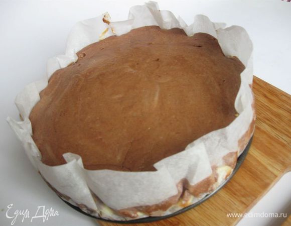 Запекать в духовке 1 час, пока чизкейк не пропечется по бокам, а середина его будет немного нестабильной, дрожащей, чуть влажной. Выключить духовку и оставить чизкейк остывать в духовке с чуть приоткрытой дверкой минут на 10. Вынуть из духовки.