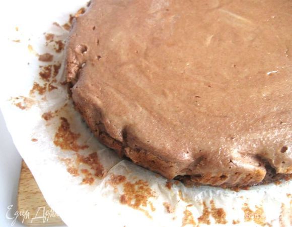 Дать остыть до чуть теплого состояния. Аккуратно снять бумагу. Натереть на терке кусочек шоколада. Боковые части (кору) оформить шоколадной стружкой (чизкейк при этом должен быть температуры чуть выше температуры тела, чтобы шоколадная стружка слегка расплавилась) с помощью лопаточки.