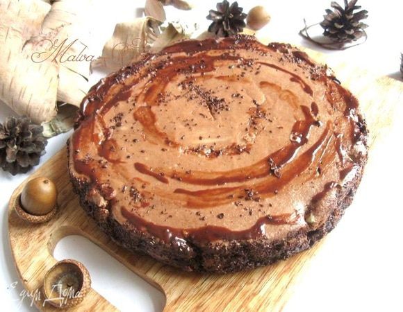 Часть шоколада растопить на водяной бане со сливками и сделать древесные кольца с помощью кулинарного шприца. Лимонный сироп можно использовать для украшения боковой части, как смолу (для этого нужно проварить дольки лимона с сахаром, дать остыть). Поставить чизкейк в холодильник до следующего дня.