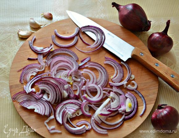 Красный лук очистить и нарезать тонкими полукольцами.