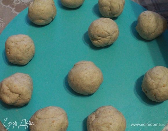 Утром достать тесто. Разделить на 11 кусочков. 