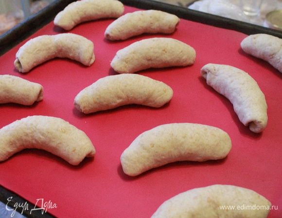 Можно сделать круглые булочки, а я захотела маленькие батоны.