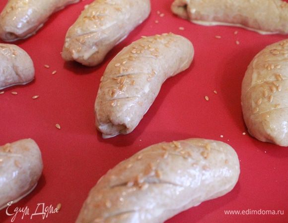 На булочках делаем надрезы. Я смешала желток со сливками и смазала булочки, сверху присыпала льняными семечками. 