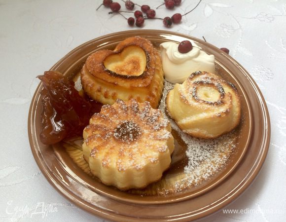 Вот такие у меня получились творожнички. Подаем с чем душа пожелает, со сметаной, с любимым вареньем, с карамелью, с шоколадом...